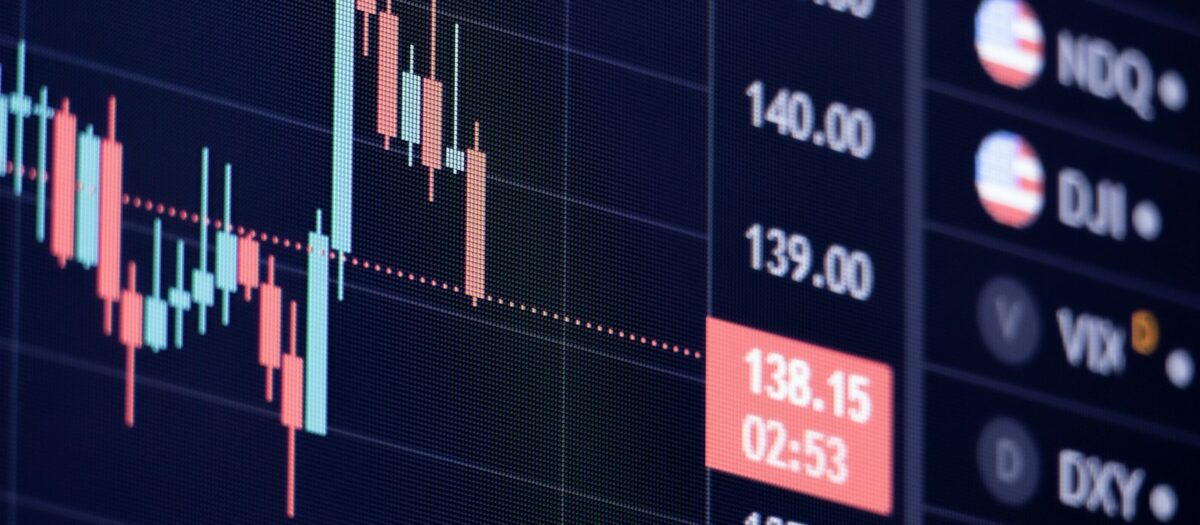 주가 지수(SPX·나스닥·다우·VIX 등)와 캔들 차트가 표시된 어두운 증권 시세 화면