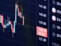 주가 지수(SPX·나스닥·다우·VIX 등)와 캔들 차트가 표시된 어두운 증권 시세 화면