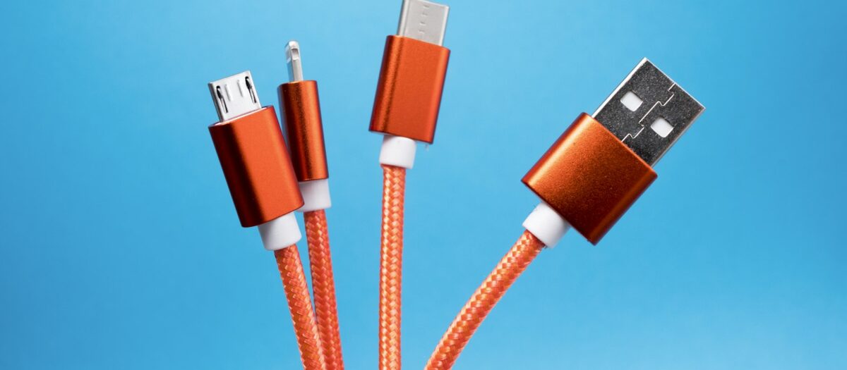 마이크로 5핀·라이트닝·USB-C·USB-A 등 서로 다른 케이블 단자들이 한데 모여 있는 모습