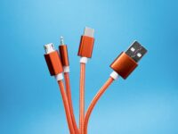 마이크로 5핀·라이트닝·USB-C·USB-A 등 서로 다른 케이블 단자들이 한데 모여 있는 모습